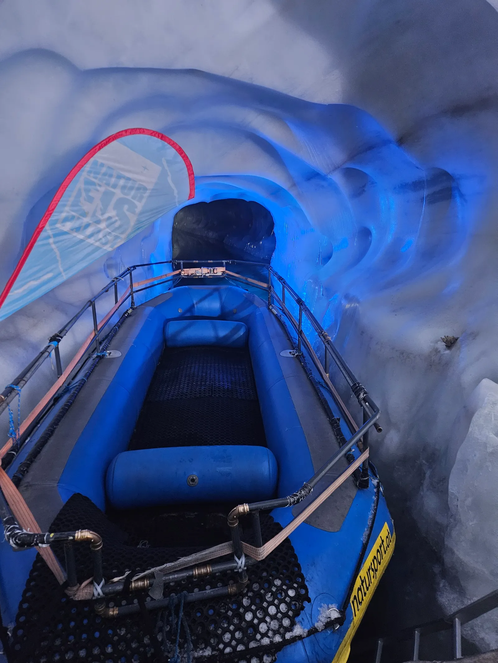 De ijsgrot in de Hintertux-gletsjer